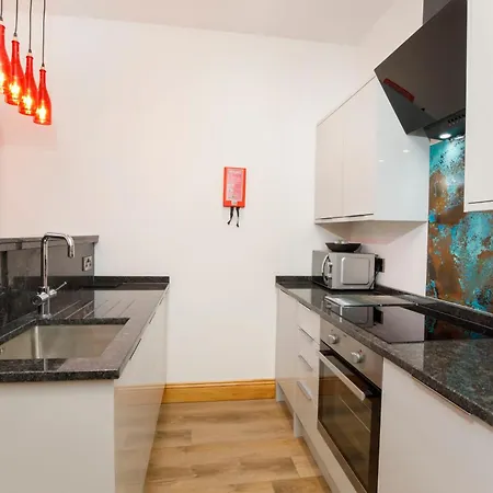 The Retreat At The Lawrence Apartment