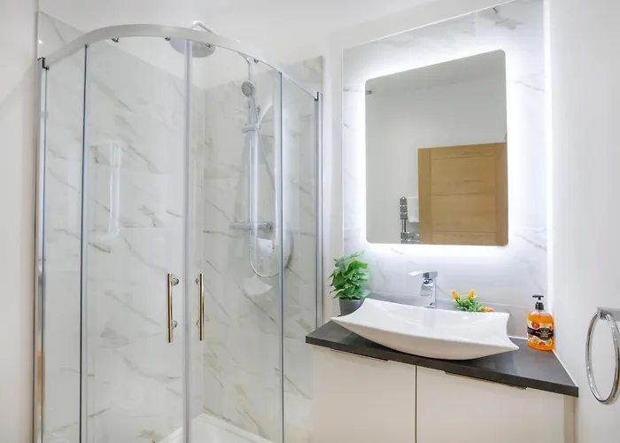 The Retreat At The Lawrence Apartment