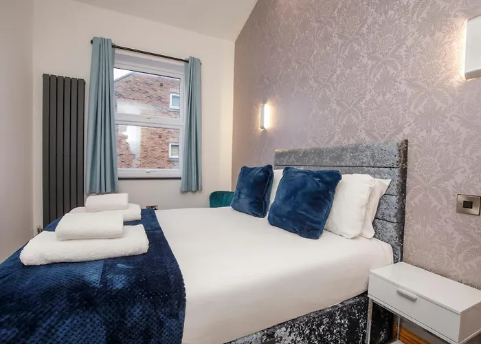 The Retreat At The Lawrence Apartment *