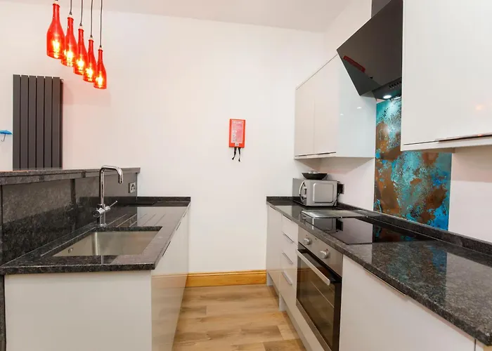 The Retreat At The Lawrence Apartment