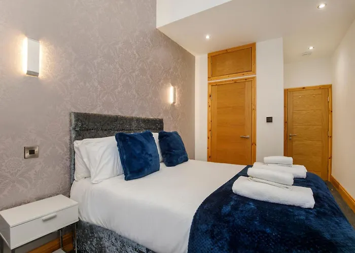 The Retreat At The Lawrence Apartment